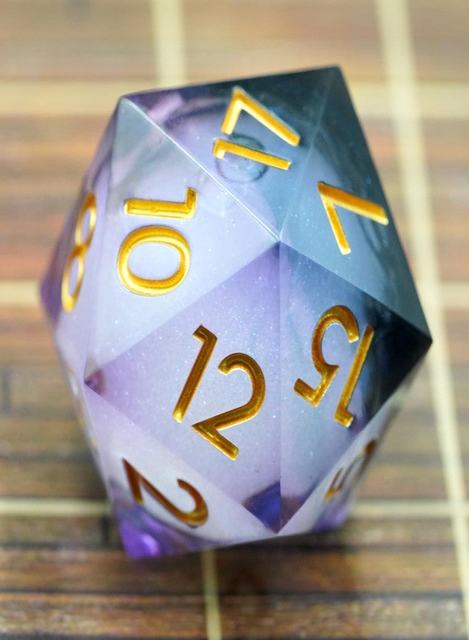 نرد ماي وين العملاق ذو النواة السائلة 50 مم، نرد حاد الحواف مصنوع يدويًا لألعاب Dungeons and Dragons مع علبة هدايا. نرد جامبو متعدد الأوجه D20 بحجم 50 مم لألعاب تقمص الأدوار (أسود بنفسجي سائل-1) للأعمار من 15 عامًا فما فوق - Image 2